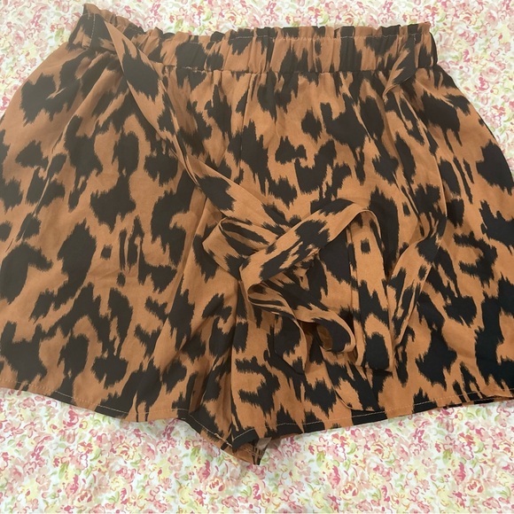 Black top and cheetah short set - Picture 3 of 4